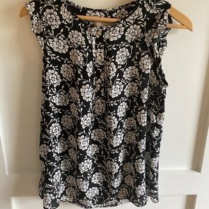 Black & White Loft top with flutter sleeve small